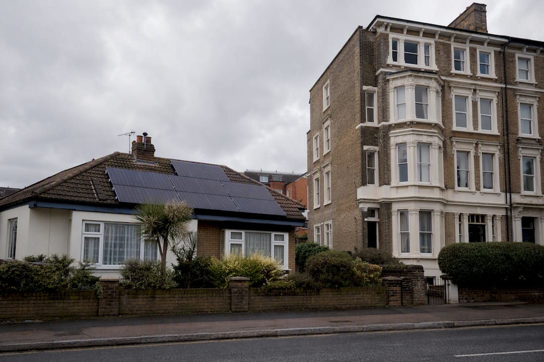 Detached house and flat building with and without solar panels