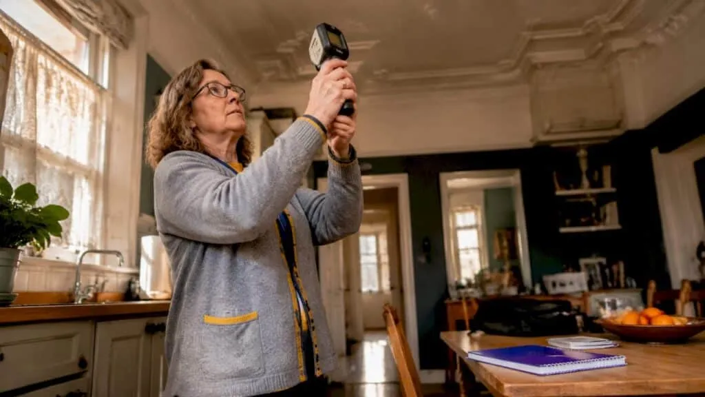 Energy assessor using thermal camera indoors