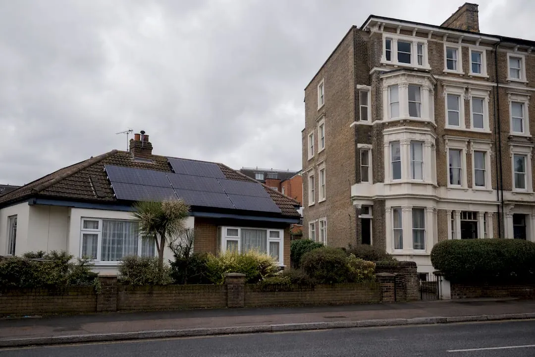 Detached house and flat building with and without solar panels